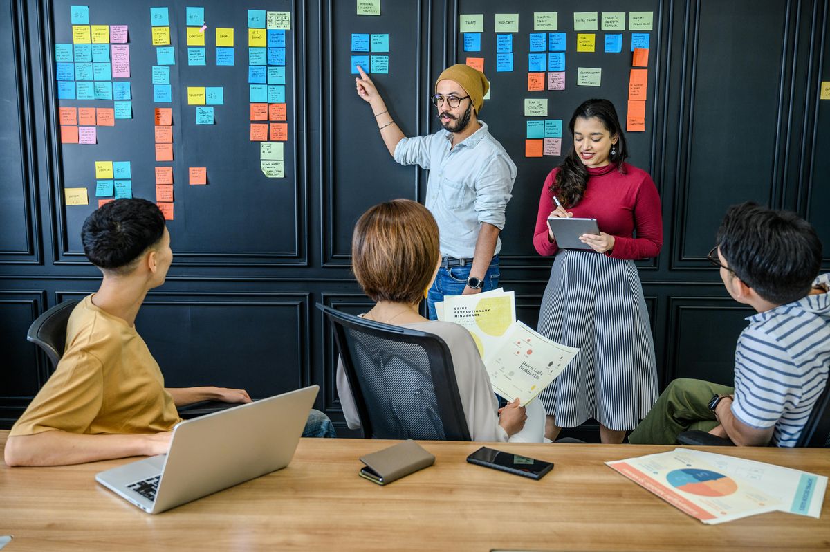 Collaborative work around an industrial software environment